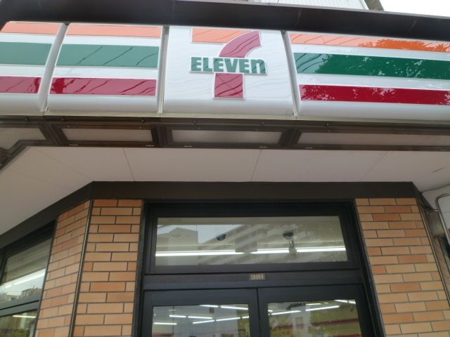 コンビニ　セブンイレブン（コンビニ）まで533m
