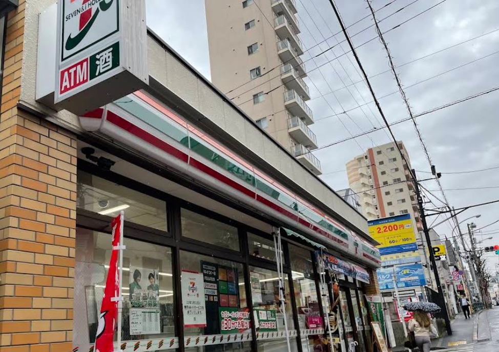 コンビニ　セブンイレブン新宿神楽坂駅西店（コンビニ）まで77m
