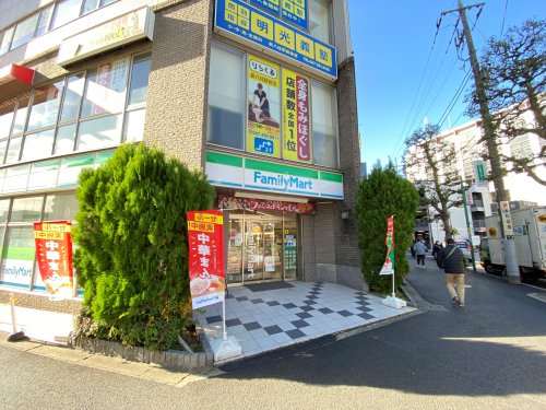 コンビニ　ファミリーマート 新八柱駅前店（コンビニ）まで569m
