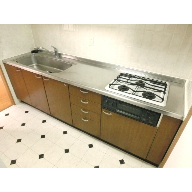 キッチン　※同タイプ別部屋の写真です。現状優先です