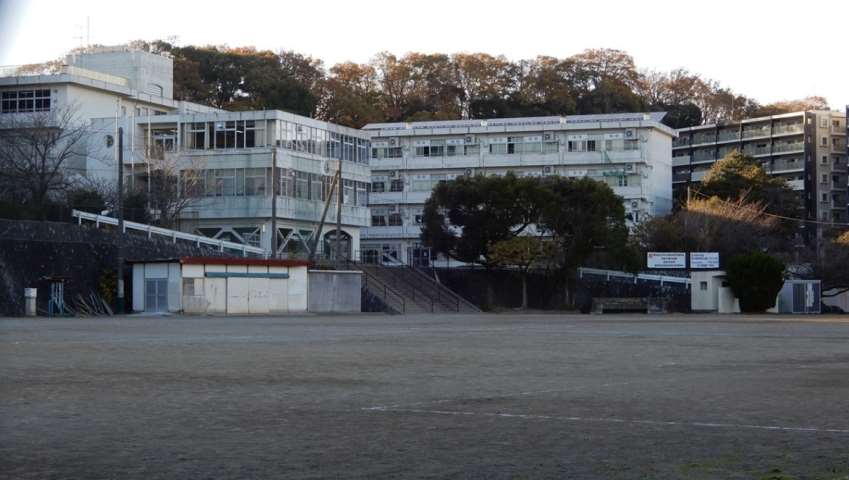 中学校　鎌倉市立岩瀬中学校（中学校）まで1076m