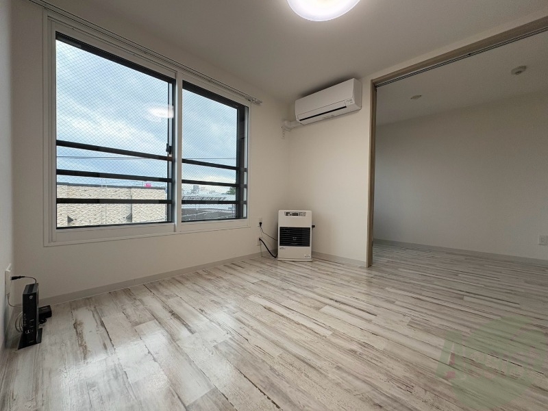 居室・リビング　広くてキレイなお部屋が広がっていて、充実した生活が送れそう。