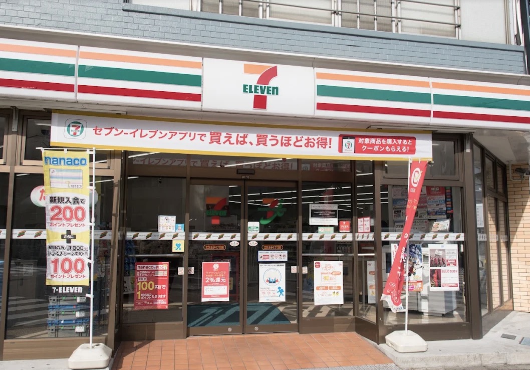 コンビニ　セブンイレブン北区王子4丁目店（コンビニ）まで33m