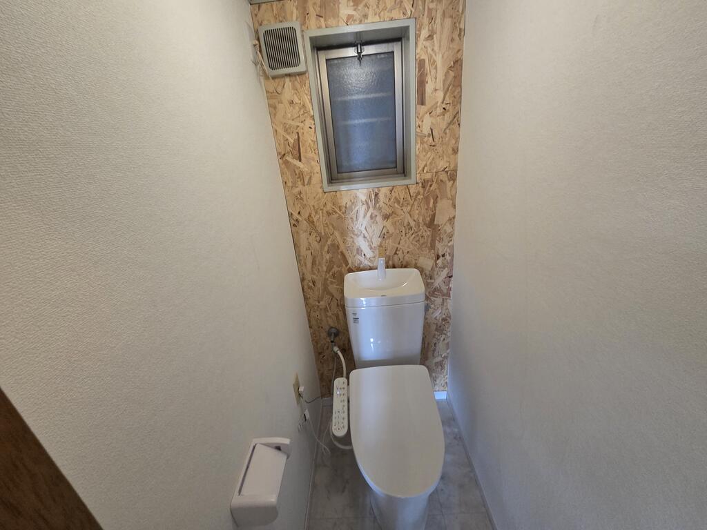上六万寺町8-29戸建てのトイレ写真