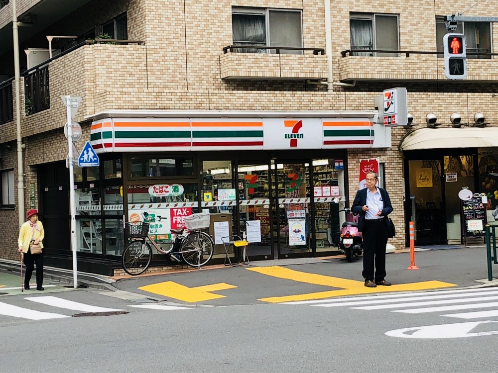 コンビニ　セブンイレブン 根津駅前店（コンビニ）まで94m