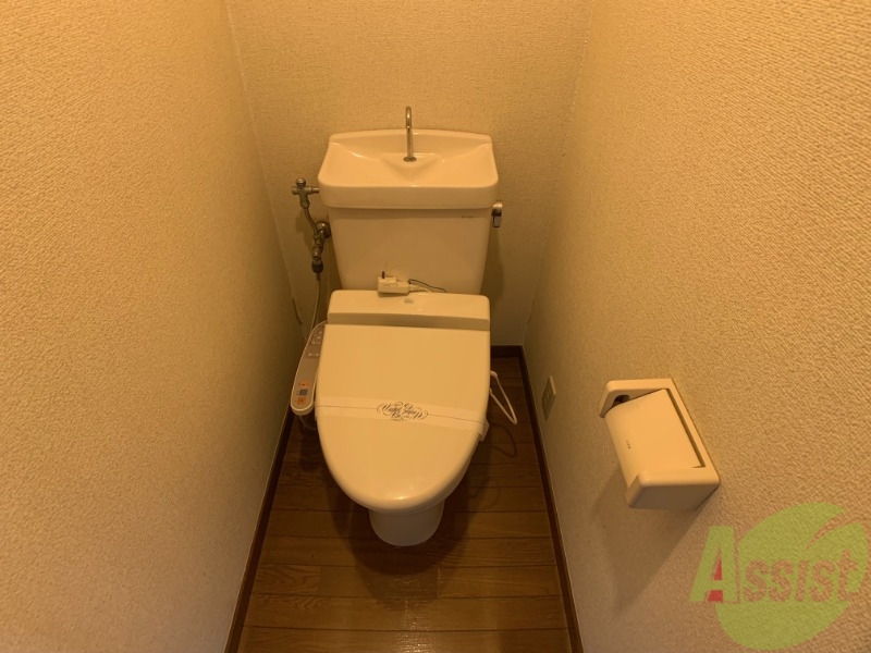 トイレ　洗浄便座付きなんですねー。これはいいですねー。