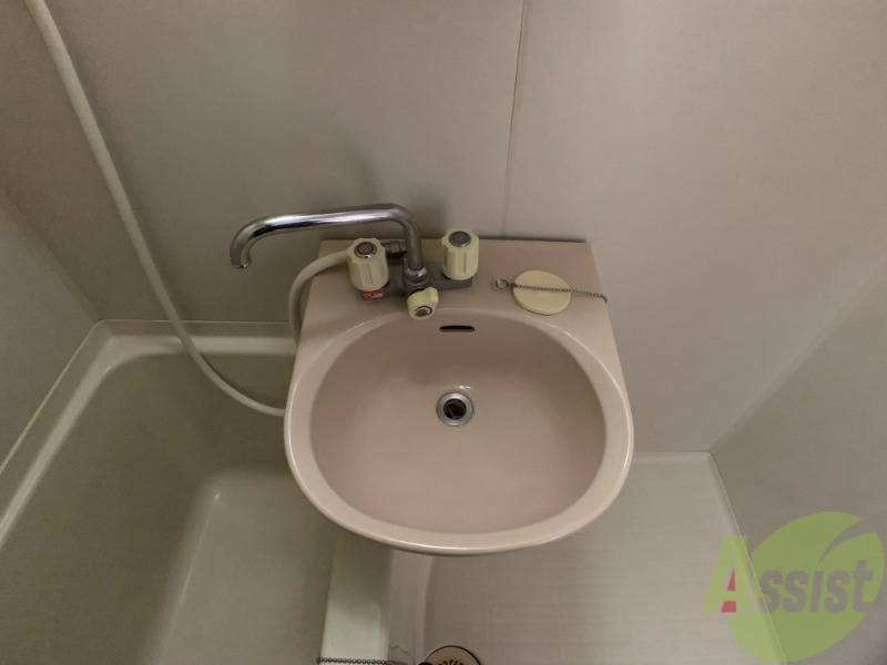 洗面設備　薄いピンクがかわいらしい洗面ボウルになっております。