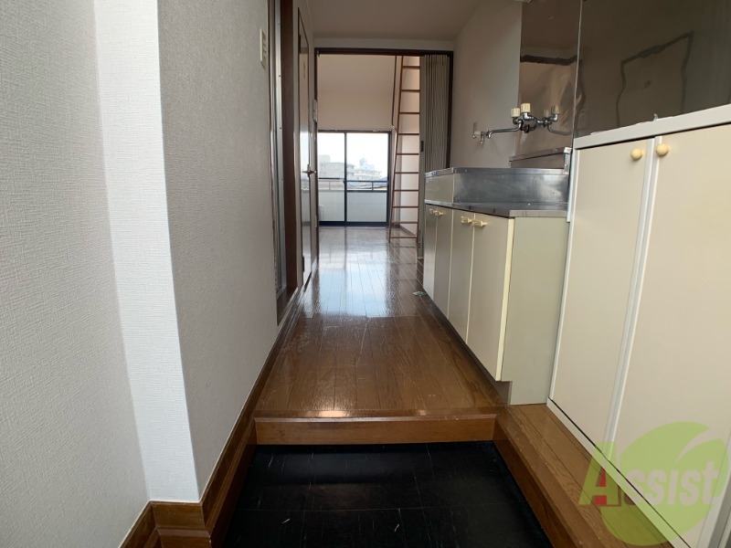 玄関　玄関をあけると木目調のあたたかい内装になっておりました。