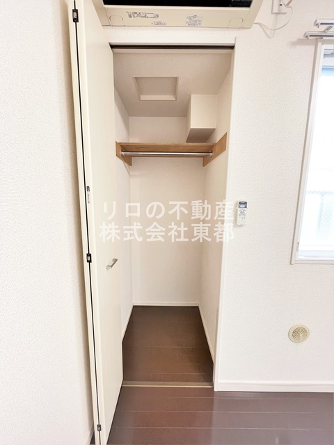 収納　パイプハンガーがあるのでたたまず衣類を掛けることができます♪