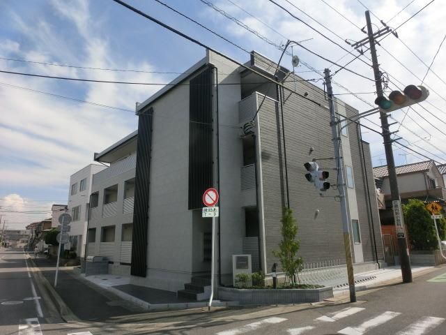 建物外観　２０１４年築。ネット使用料無料。