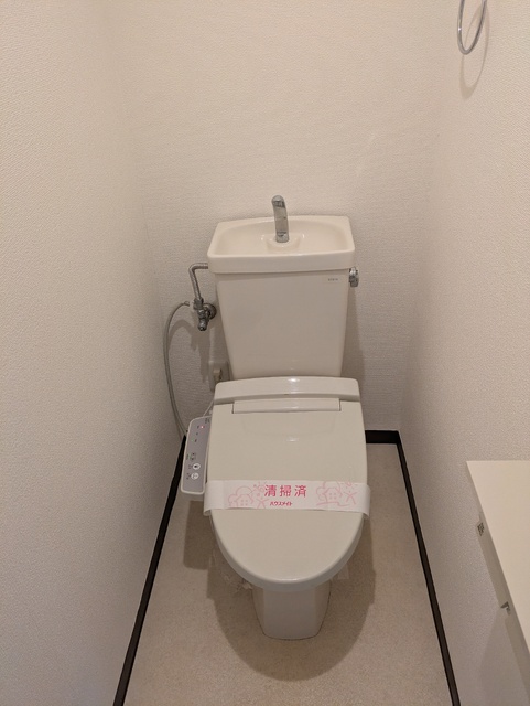 トイレ　★トイレは嬉しい洗浄機能付き便座です♪★
