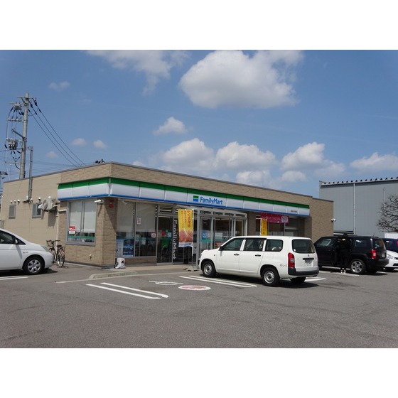 コンビニ　ファミリーマート高岡中川栄町店（コンビニ）まで675m