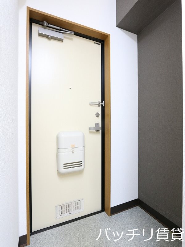 玄関　別号室写真の為、現況を優先いたします。