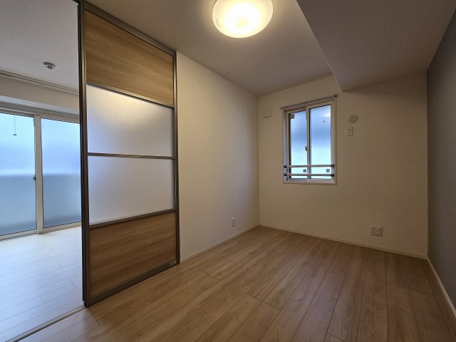 その他部屋・スペース　開放的な寝室です