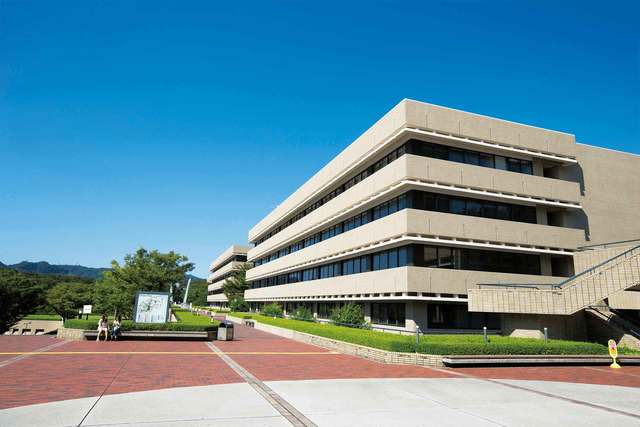 大学・短大　法政大学（大学・短大）まで2407m