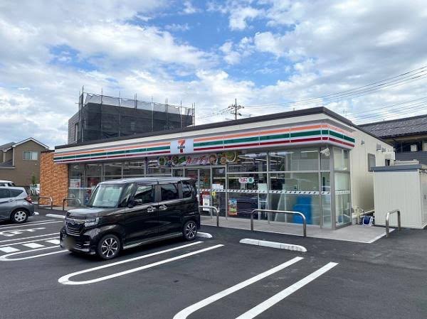 コンビニ　セブンイレブン 草加八幡町店（コンビニ）まで131m