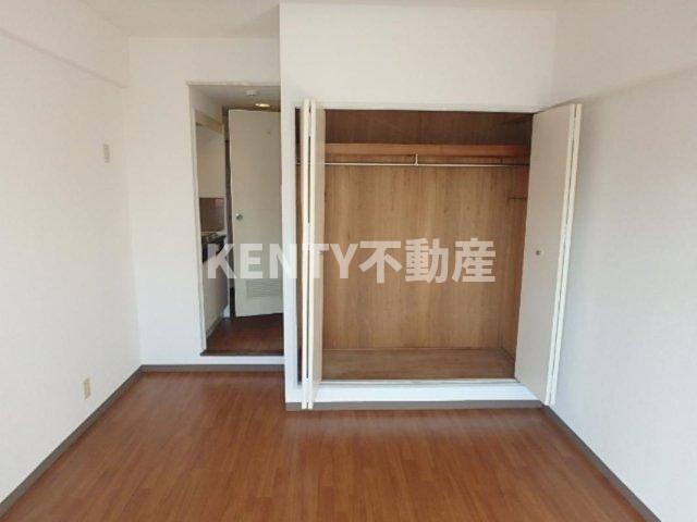 その他部屋・スペース　落ち着いた色調の寝室です
