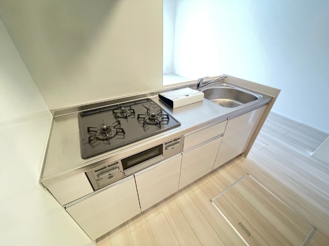 キッチン　３口ガスコンロのシステムキッチンです