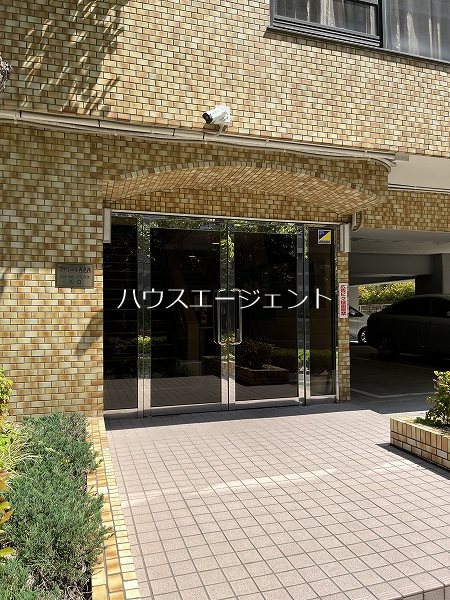 エントランス　2階のお部屋はエントランスが別でございます。