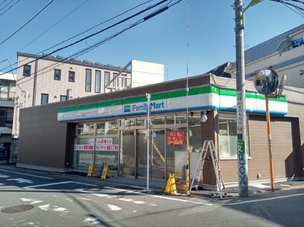 コンビニ　ファミリーマート池尻三丁目店（コンビニ）まで184m