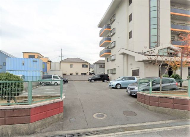 駐車場　駐車場があるので、車を買う予定の方も安心です
