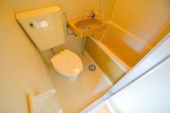 バス・シャワールーム　お風呂・トイレが一緒だとお部屋が広く使えますね。