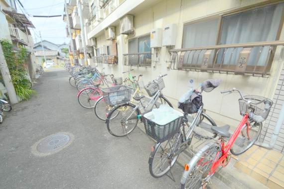 駐車場　敷地内には入居者専用の駐輪スペースもあります。