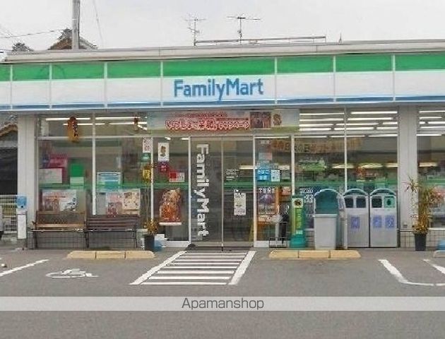 コンビニ　ファミリーマート（コンビニ）まで300m