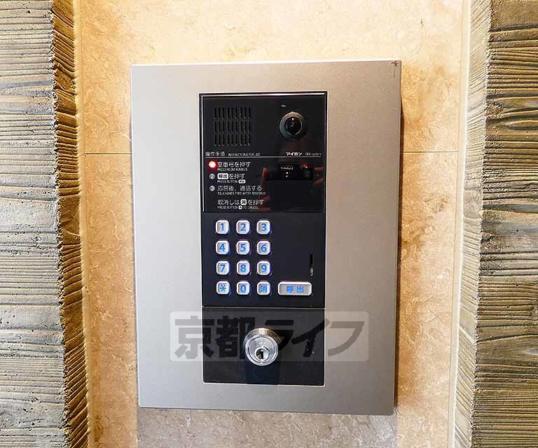 その他共有部分　シンプルな建物入り口です。