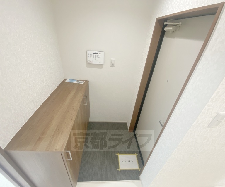 京都グランデ四条春日の玄関写真
