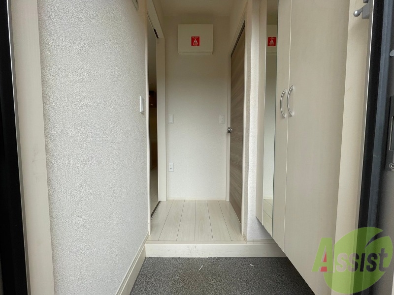 玄関　こちらは玄関になります。照明設備多めに付いています。