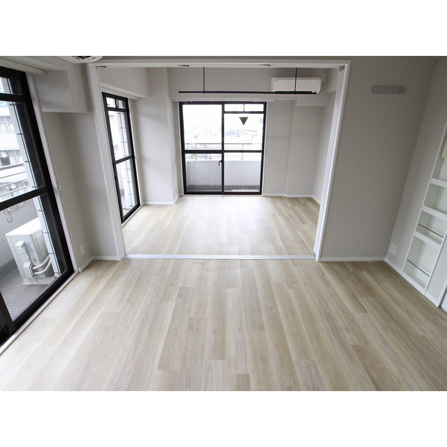 居室・リビング　日差しの入りやすい明るいお部屋♪