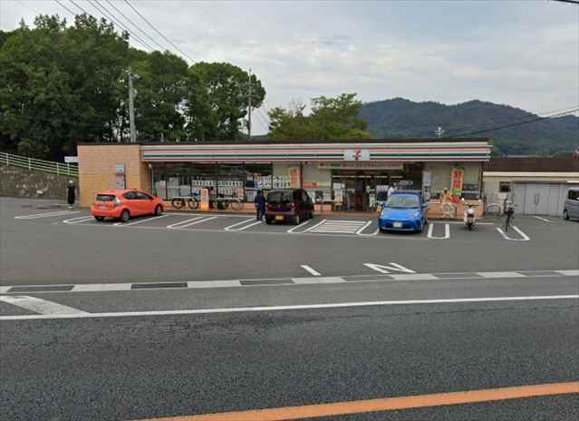 コンビニ　セブンイレブン（コンビニ）まで911m