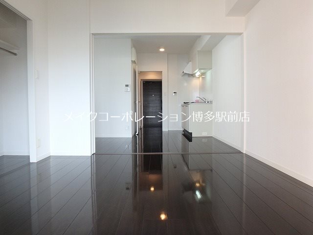 居室・リビング　※別部屋写真参考（フローリング白色）