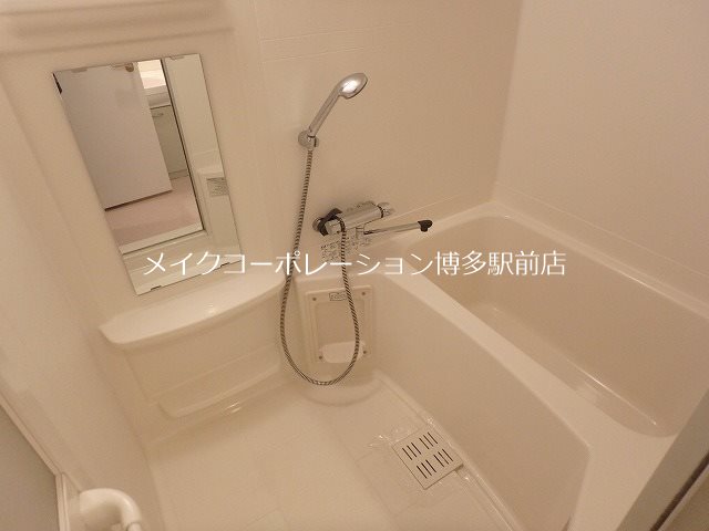 バス・シャワールーム　※別部屋写真参考（フローリング白色）
