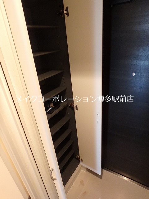 玄関　※別部屋写真参考（フローリング白色）