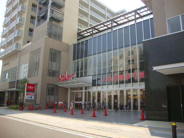 スーパー　バロー岩倉店（スーパー）まで657m