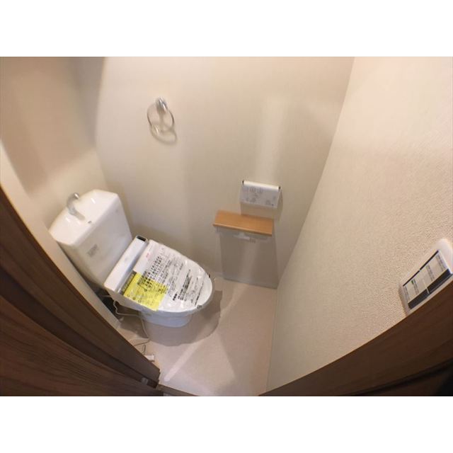 トイレ　落ち着いた色調のトイレです