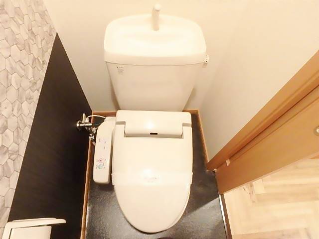 トイレ　温水洗浄暖房便座です。