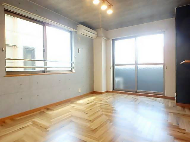 居室・リビング　２面に窓が有り、採光性のあるお部屋です。