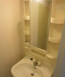洗面設備　明るい洗面所です
