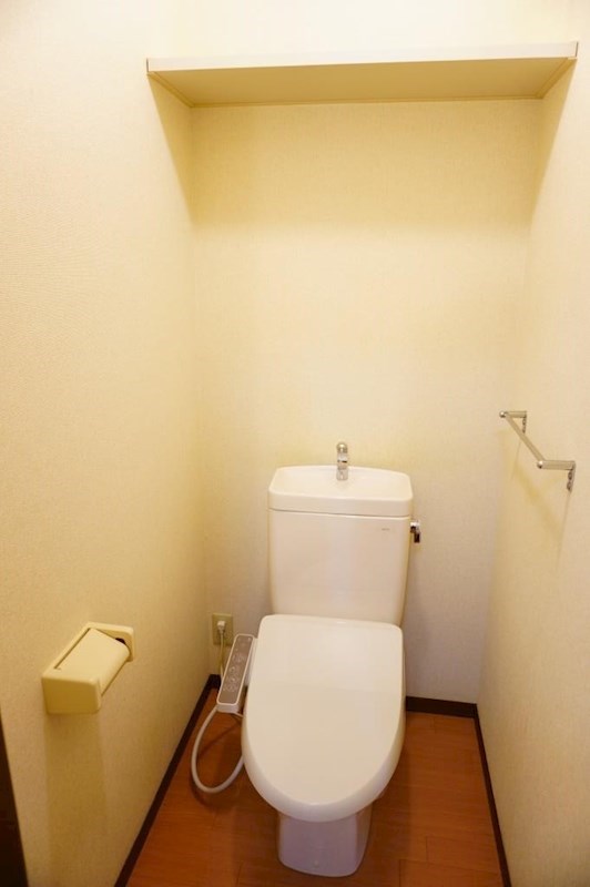 トイレ　トイレは快適な温水洗浄便座付き