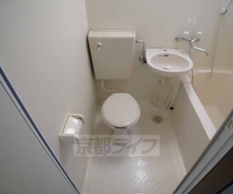 トイレ　トイレの前も余裕があります