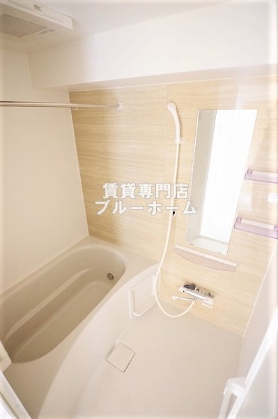 バス・シャワールーム　浴室乾燥機・追い炊き機能付きのお風呂！