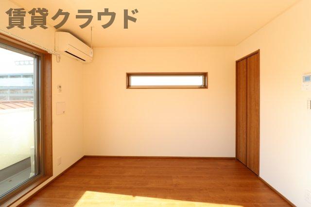 その他部屋・スペース　落ち着いた色調の寝室です