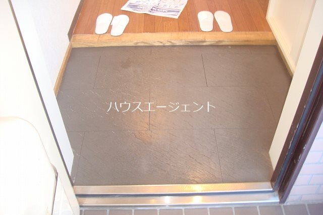 玄関　玄関にはシューズBOXございます※参考画像