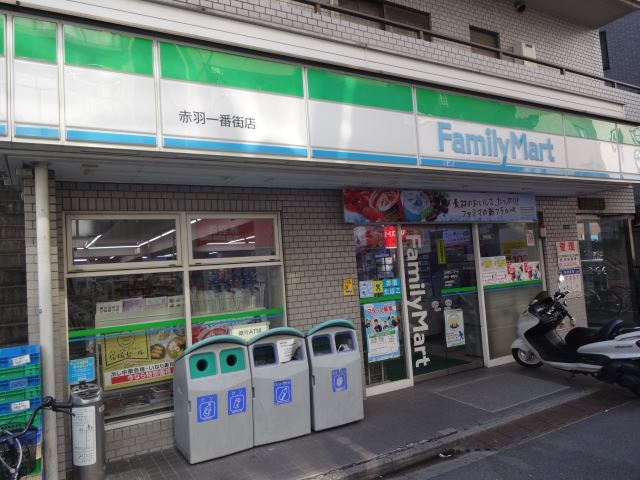 コンビニ　ファミリーマート（コンビニ）まで330m