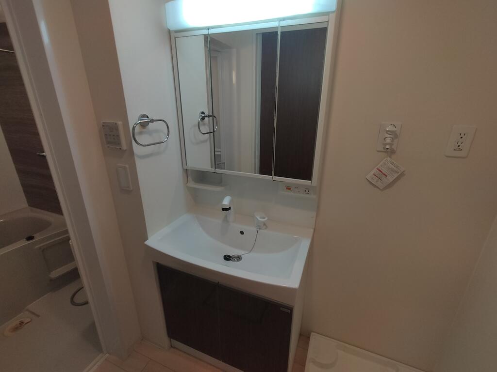 洗面設備　※同建物の別のお部屋の写真です。