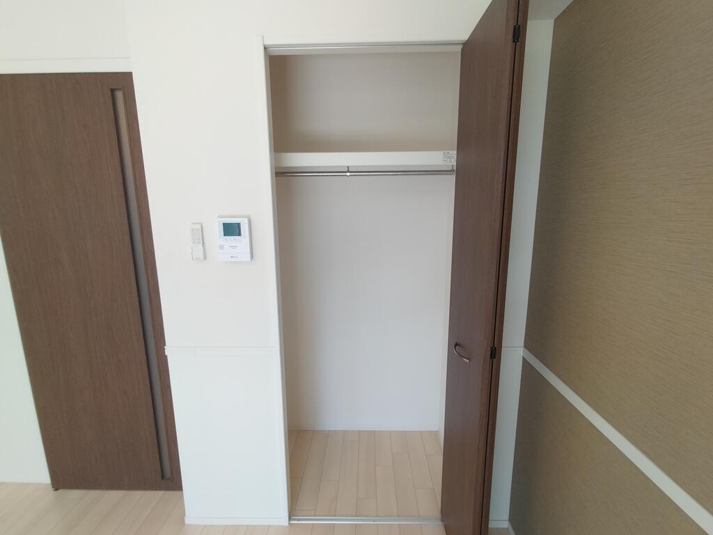収納　※同建物の別のお部屋の写真です。