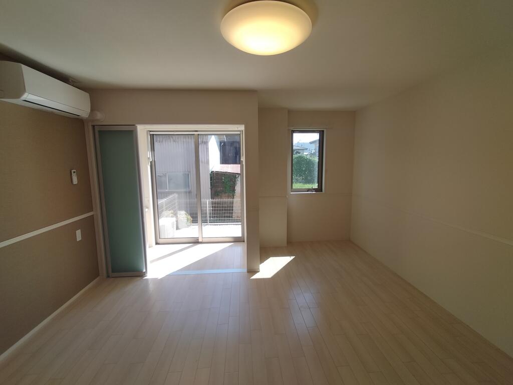 居室・リビング　※同建物の別のお部屋の写真です。